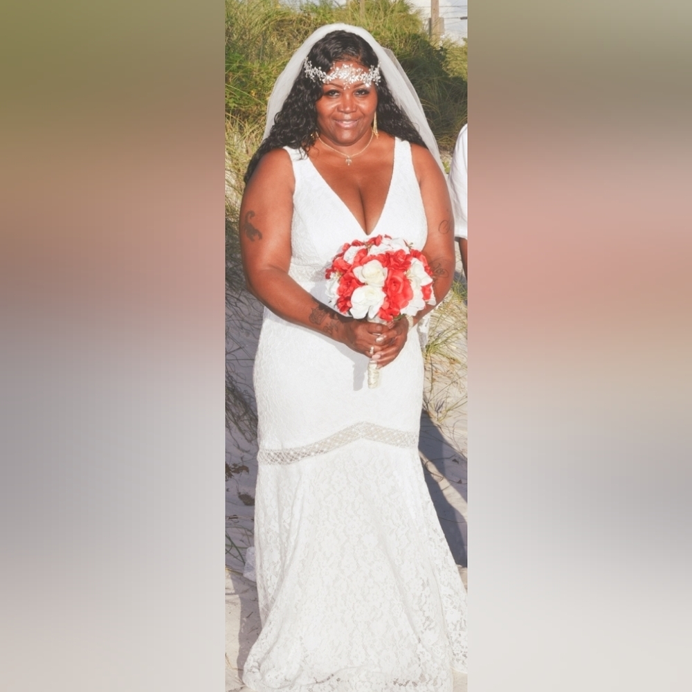 USED WEDDING DRESS WITH VAIL